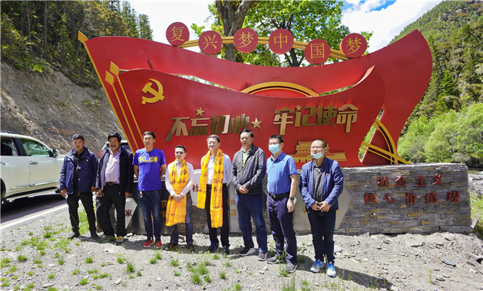 尊龙凯时集团党委书记、董事长任丁率队赴麻格同村推进对口帮扶工作