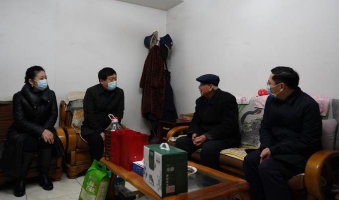 省国资委党委委员、副主任任兴文春节前夕带队走访慰问尊龙凯时集团老党员