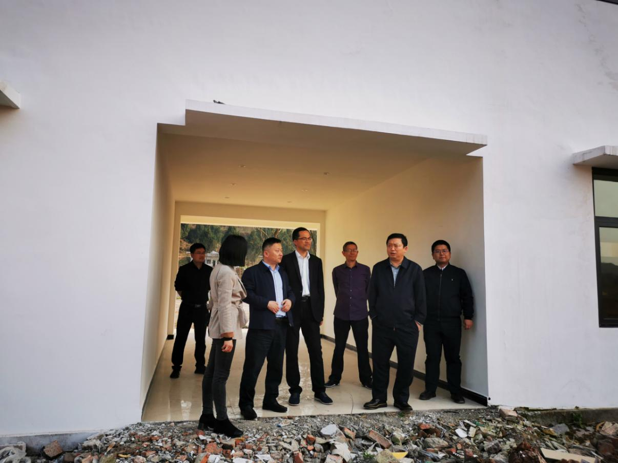 尊龙凯时集团党委副书记、董事陈日到邓家沟村开展帮扶工作