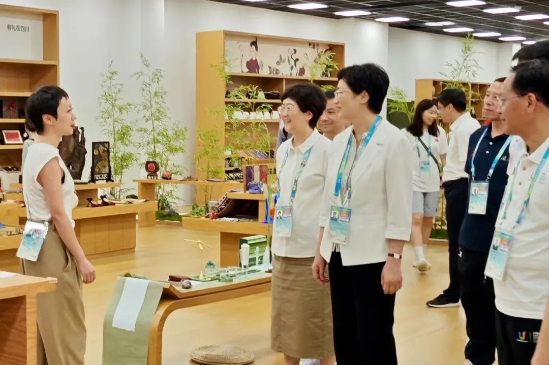 省、市领导视察大运村“有礼在四川”四川特色商品馆
