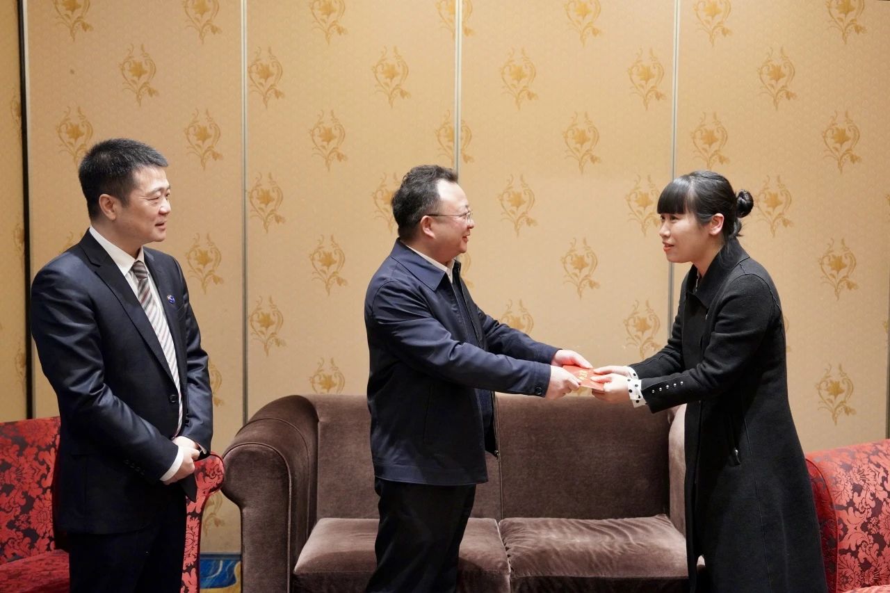 省国资委党委委员、副主任何政一行走访慰问省尊龙凯时集团生活困难党员