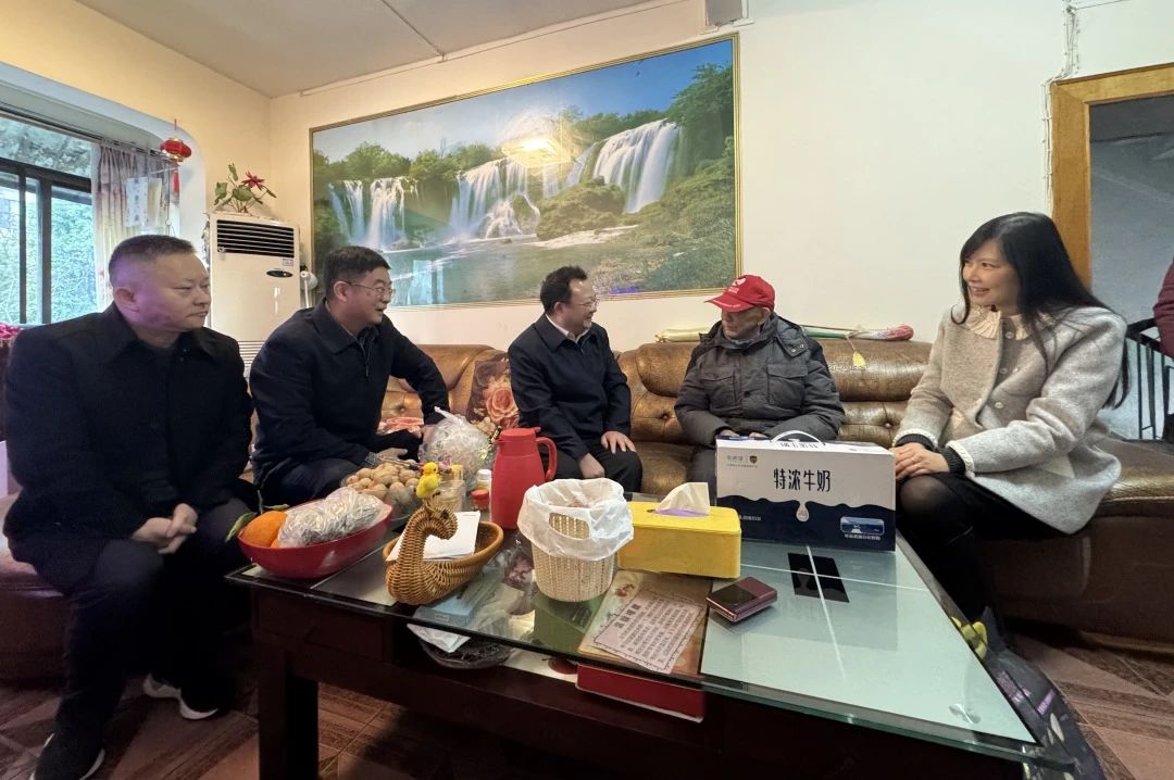 省国资委党委委员、副主任何政走访慰问省尊龙凯时集团老党员、老干部